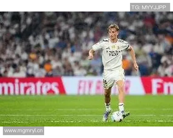 赫伊森因小腿伤缺席国家队训练皇马仍期待他能及时复出迎战国家德比