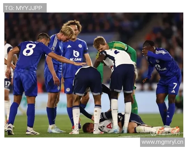 本坦库尔因铲球染红离场乌拉圭队在友谊赛中以1比5落后美国队